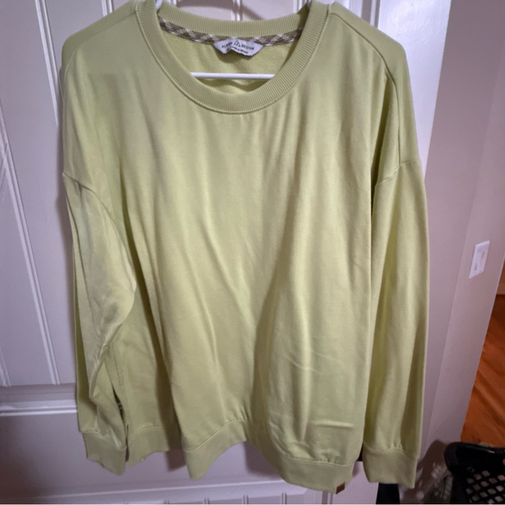 Alpine Design Women's Pastel Green Sweatshirt